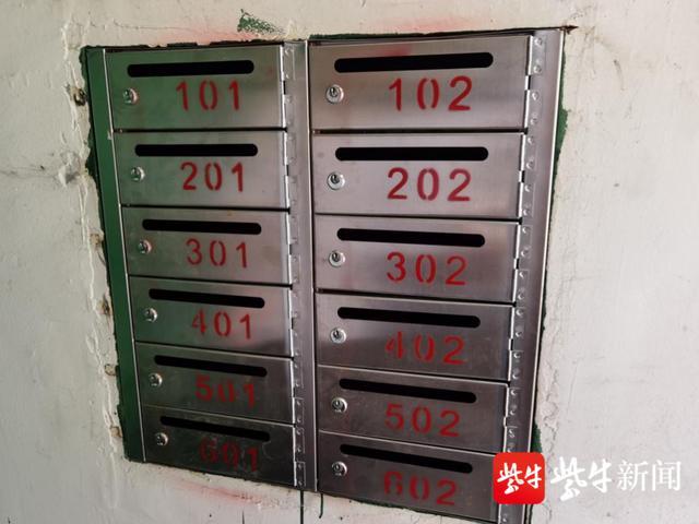 動態(tài)信息    在福州平安大廈,新型智能信報(bào)箱的投入.